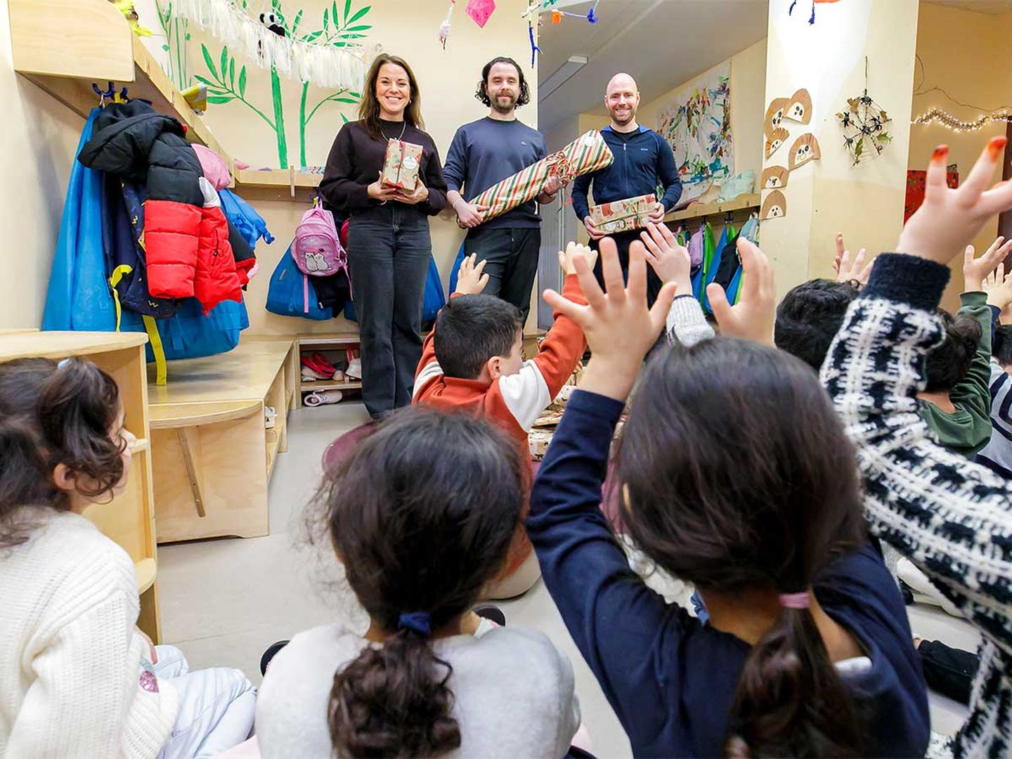 Kinder einer Kita empfangen die Geschenke des Weihnachtswerks