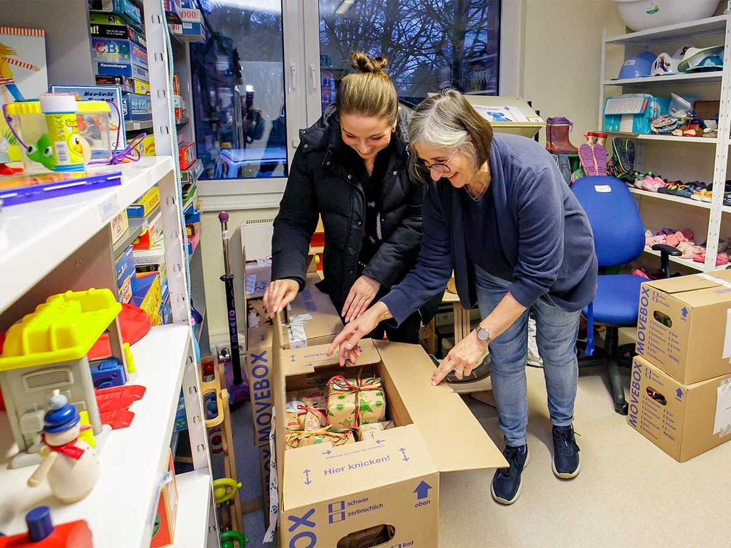 Das Familiencafé Blauer Elefant freut sich über die Geschenke des Weihnachtswerks