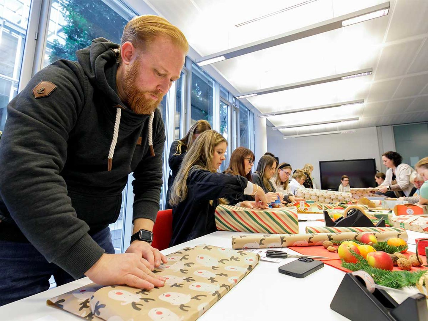 Mitarbeitende der Stadtwerke Düsseldorf packen Geschenke ein