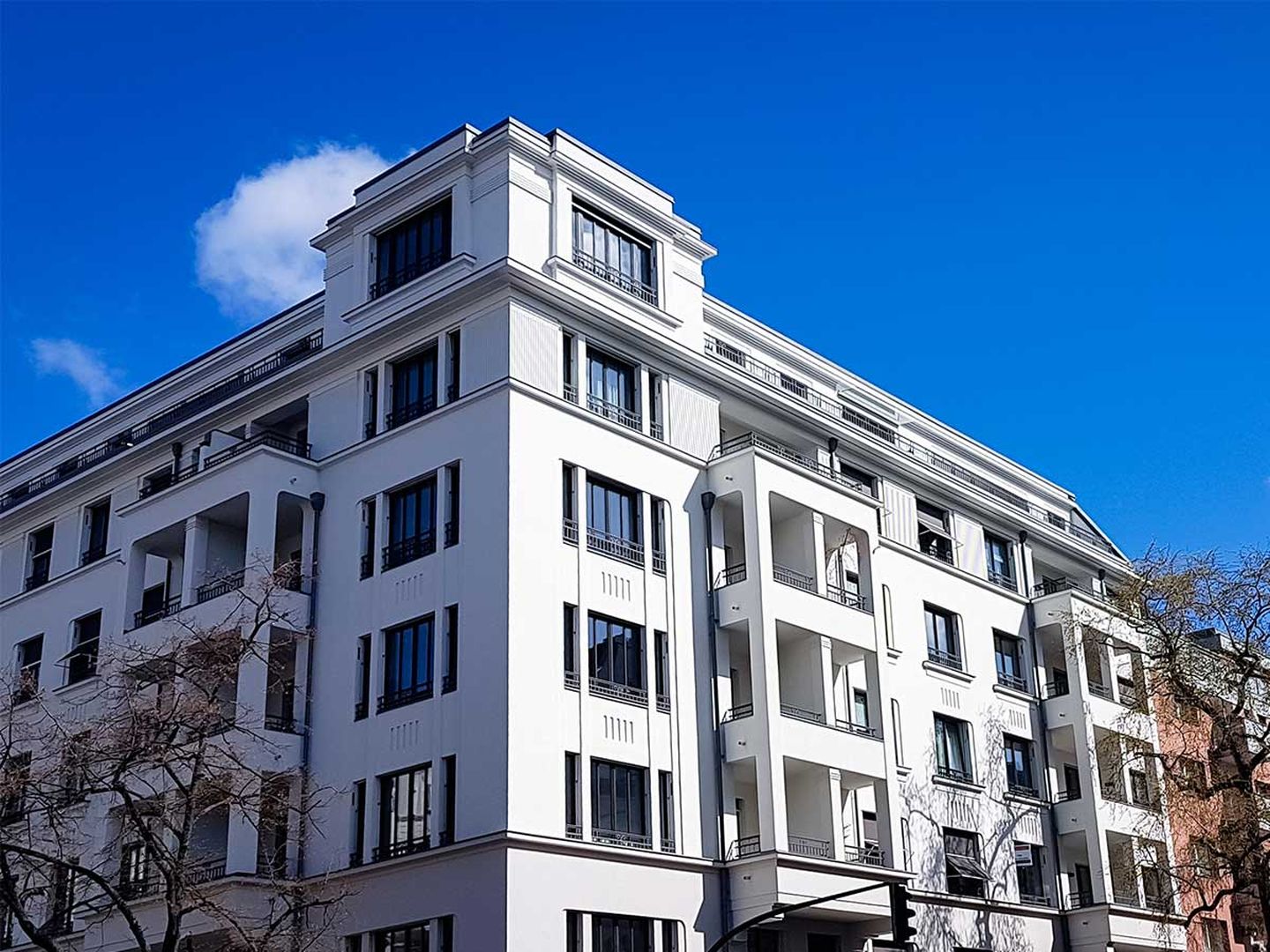Ein Mehrfamilienhaus an einer Straßenecke. © Craig Hastings / Moment via Getty Images