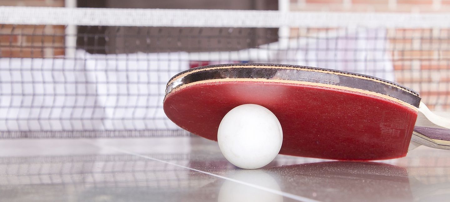 Tischtennisschläger mit Ball auf einer Platte Bild von Sascha Düser auf Pixabay