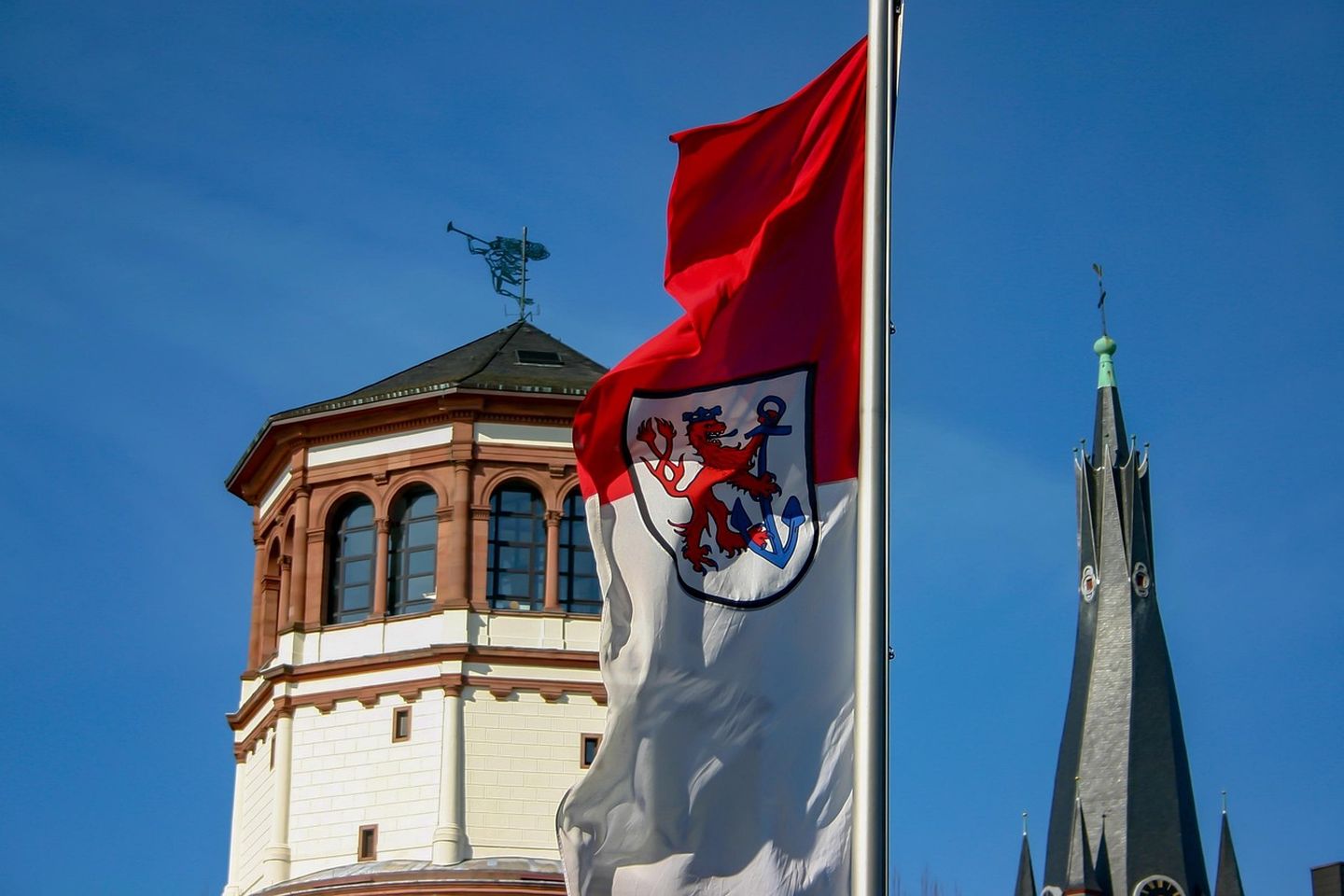 Schlossturm Düsseldorf mit der Flagge der Landeshauptstadt