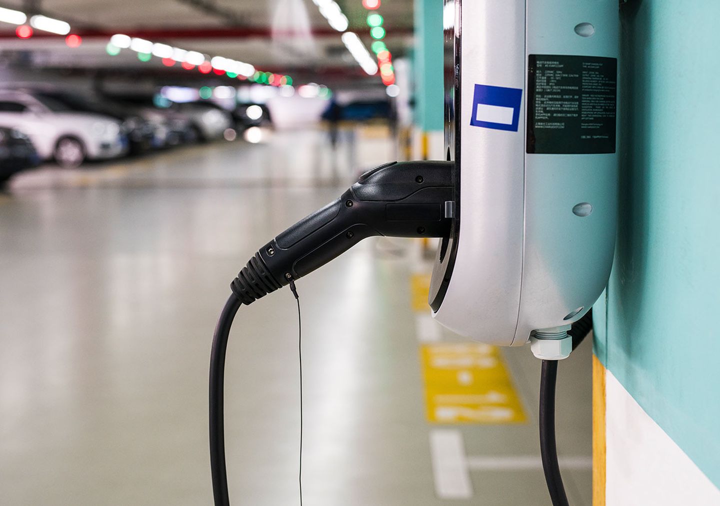 Elektroladesäule Wallbox an Wand in Tiefgarage
