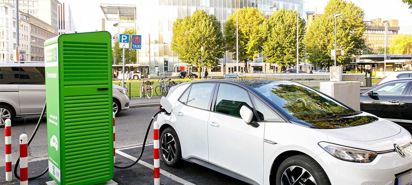 Ein E-Auto lädt an einer Schnellladestation am Graf-Adolf-Platz in Düsseldorf