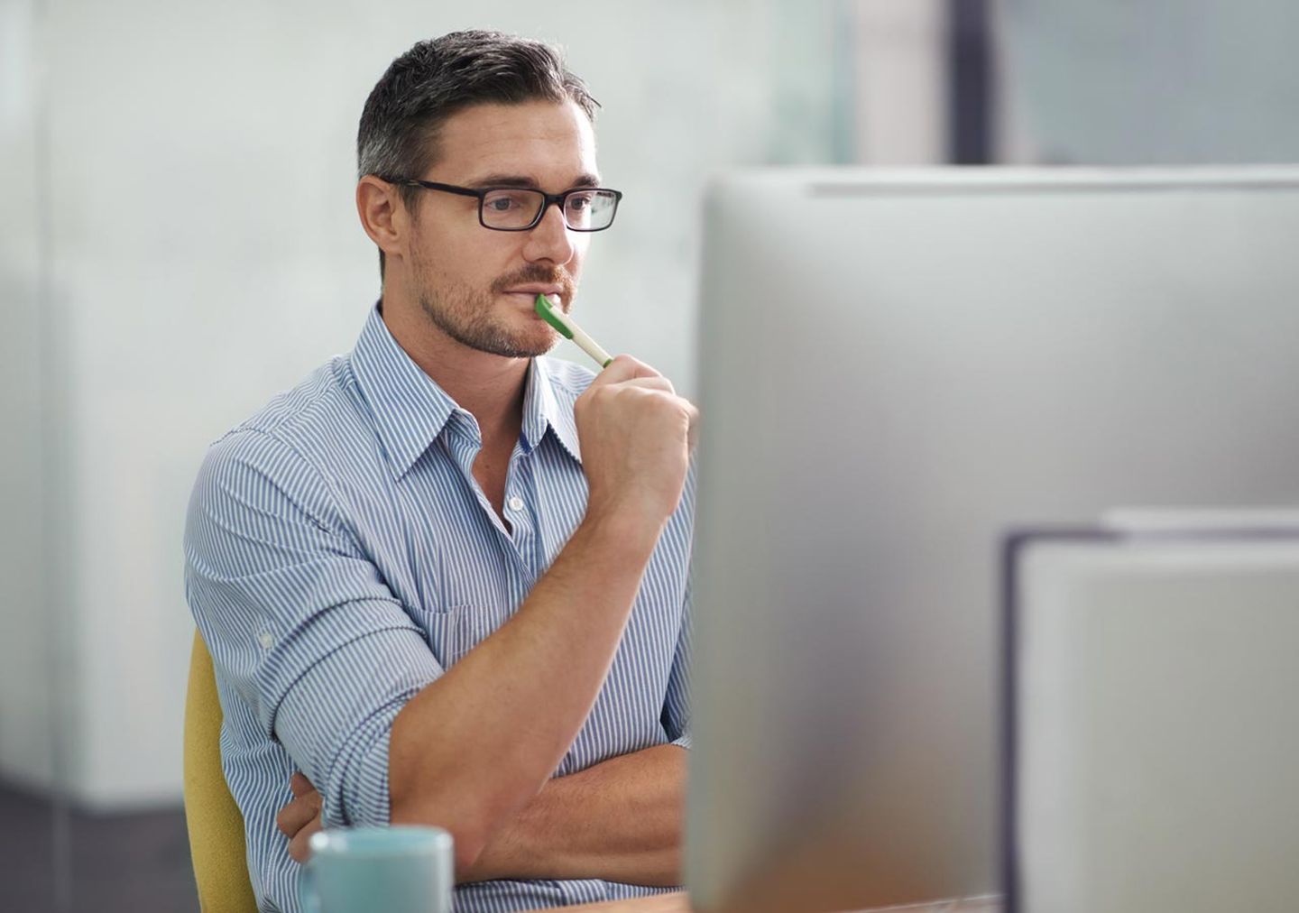 Ein Mann schaut nachdenklich auf dem Bildschirm