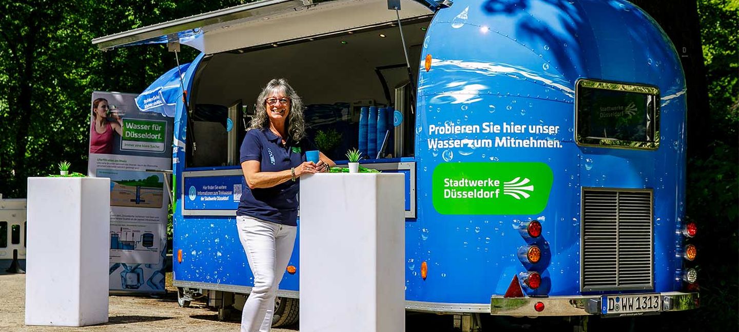 Der Wasserwagen der Stadtwerke Düsseldorf mit Dagmar Götschenberg