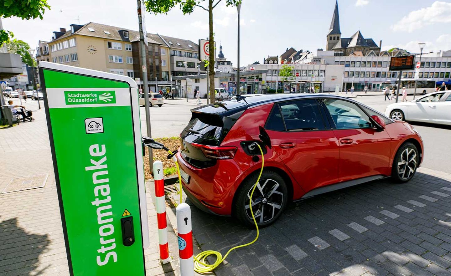 Ein rotes E-Auto lädt an einer Ladestation am Jubiläumsplatz in Mettmann