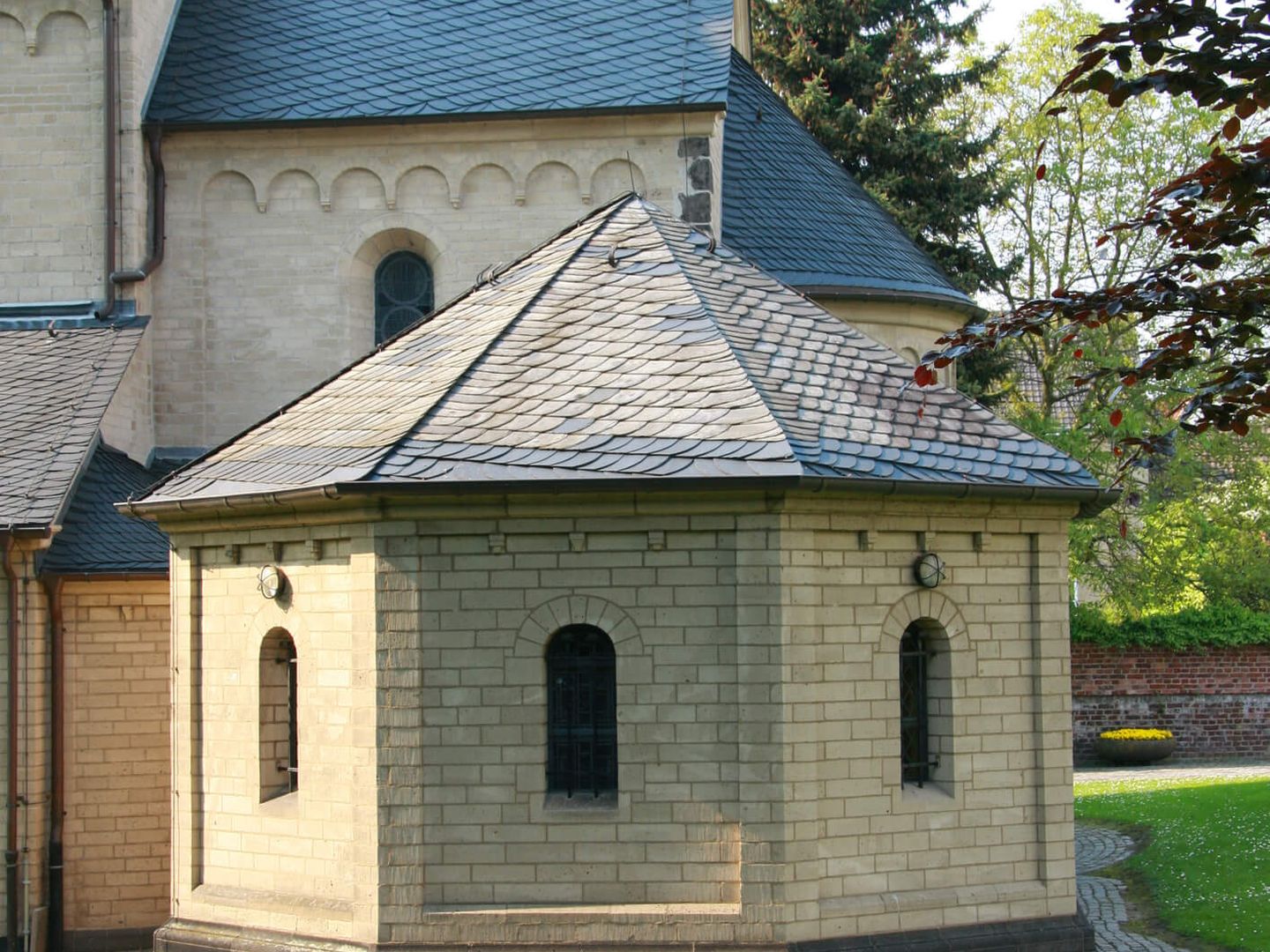 Seitenansicht der Kirche St. Nikolaus in Düsseldorf-Himmelgeist © bibi57 / iStock / Getty Images Plus via Getty Images