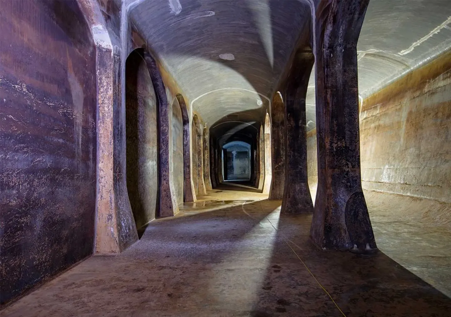Das Innere eines gewölbeartigen Trinkwasserspeichers mit massiven Betonpfeilern. © Stadtwerke Düsseldorf