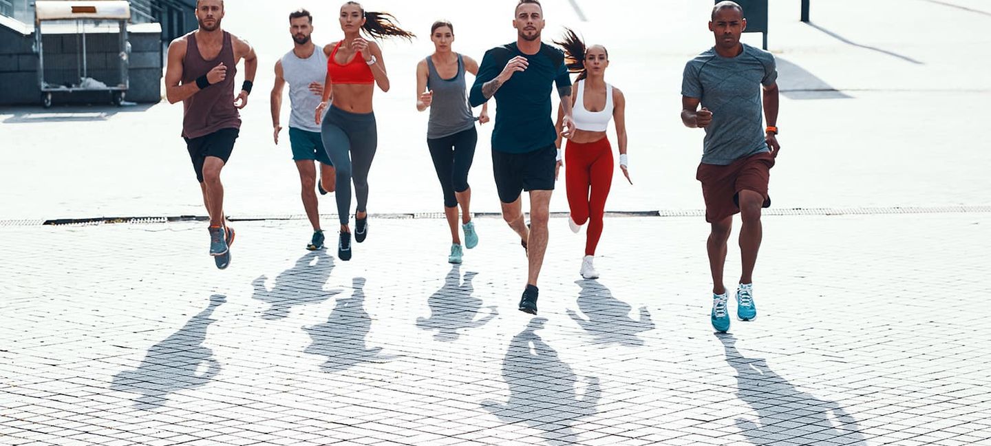Läufer:innen bei einem Lauf durch die Stadt