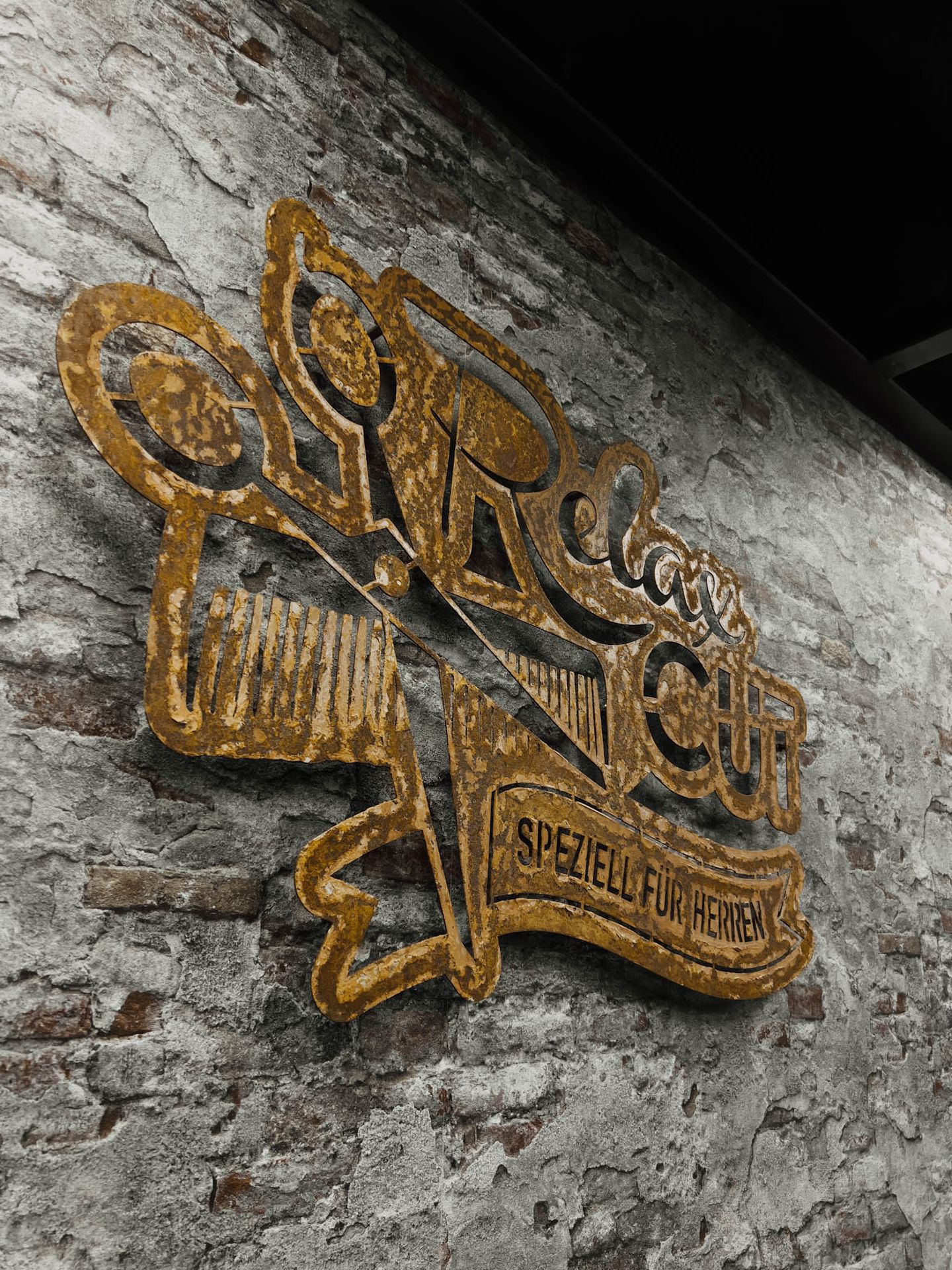 Das Logo von Relax Cut als Metallschild