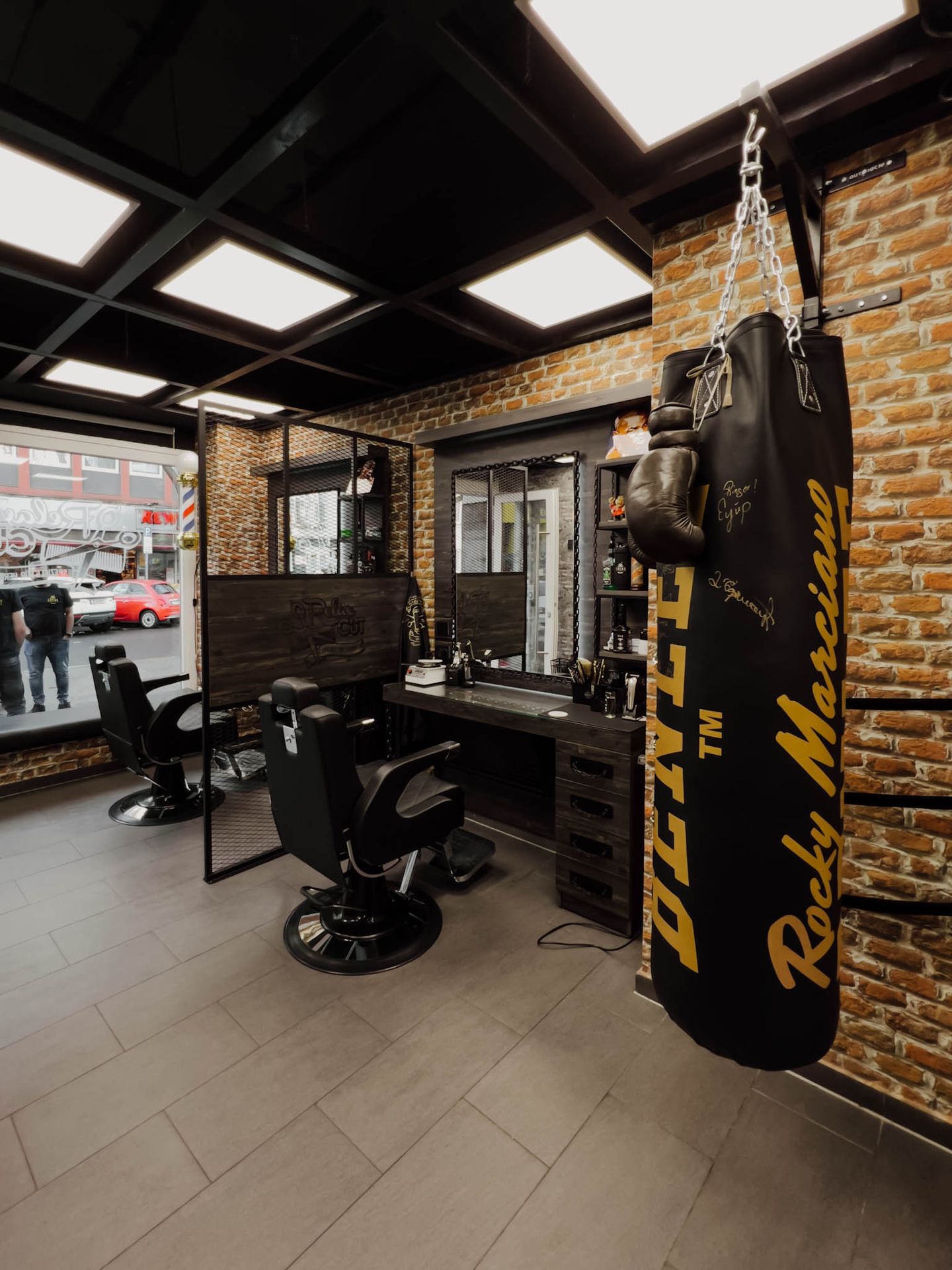 Ein Boxsack und Friseurstühle beim Barbershop Relax Cut in Düsseldorf