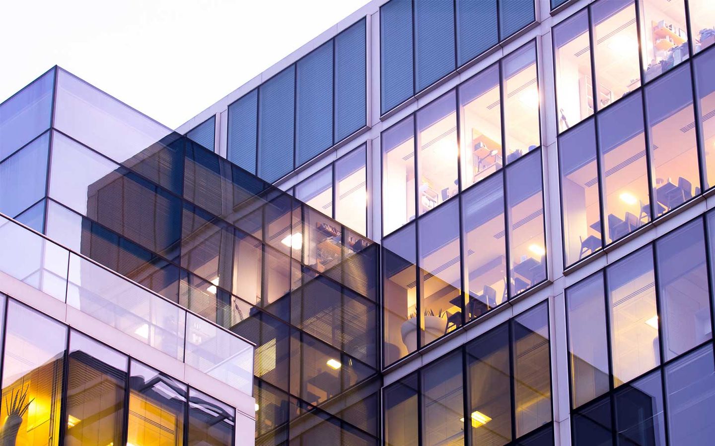 Kolleg:innen sitzen in einem Meetingraum und besprechen ein Projekt