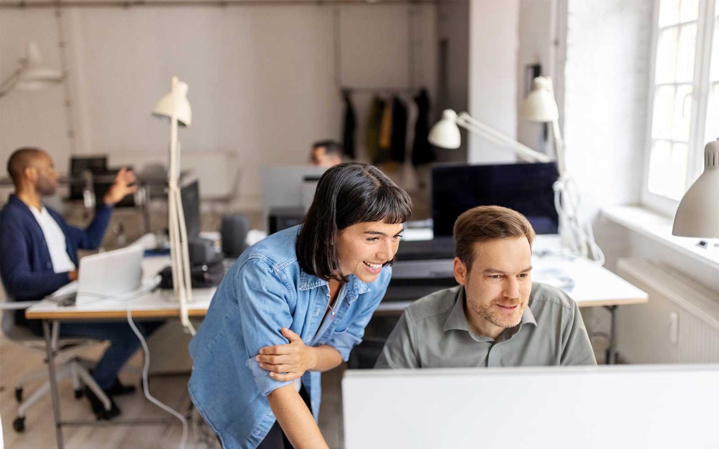 Geschäftkunden: ein Mann sitzt am PC und telefoniert