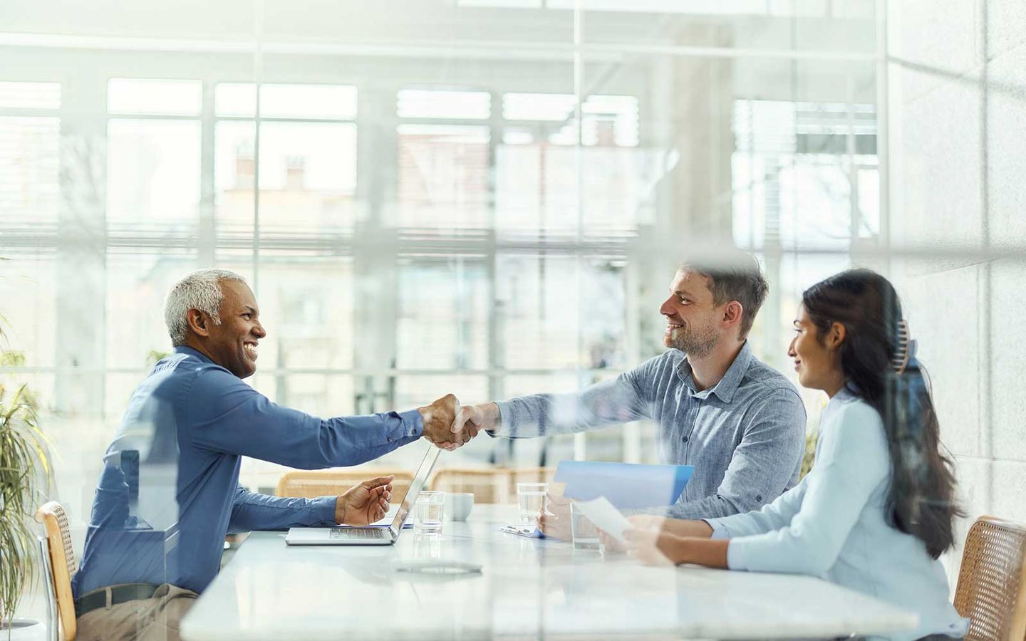 Besprechung zwischen Kunden und Energieberater © skynesher / E+ via Getty Images