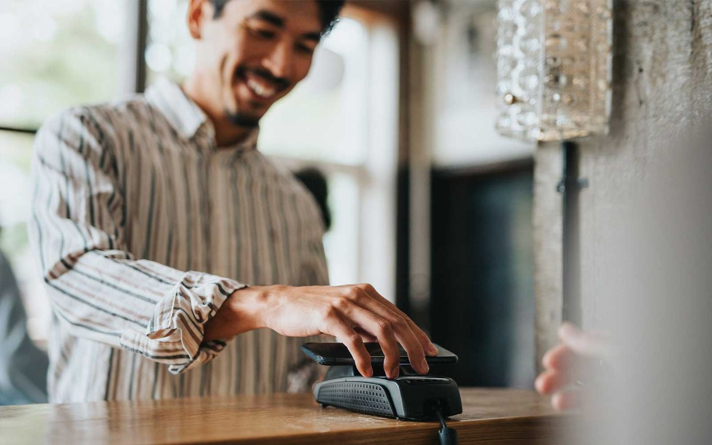 Ein Mann steht in einem Lampengeschäft