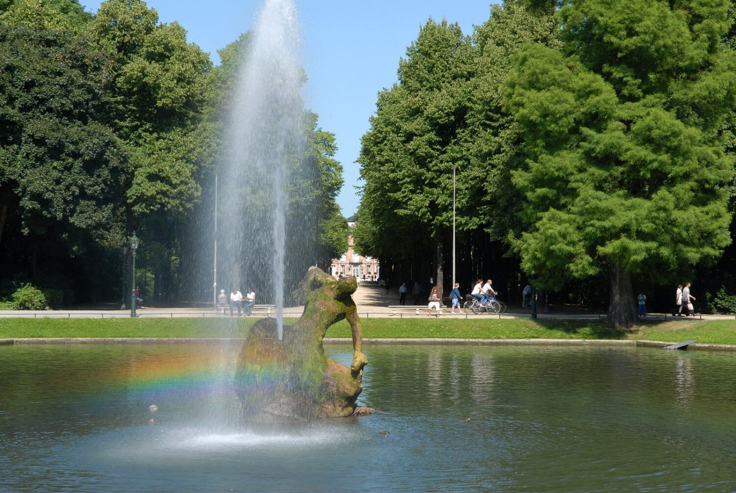 Brunnenfigur Jröner Jong im Runden Weiher des Düsseldorfer Hofgartens