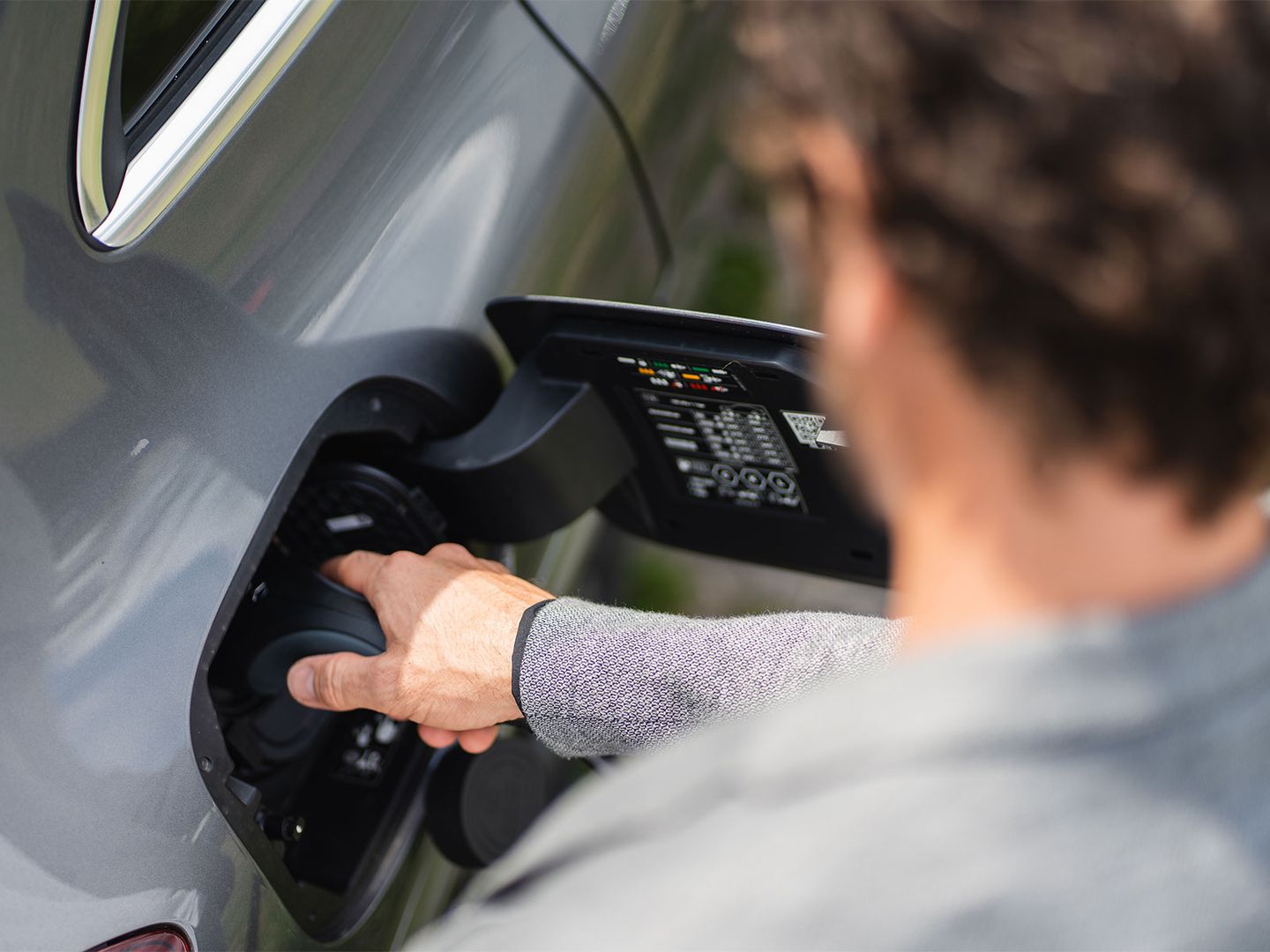 Elektroautos: Ein Elektroauto, das getankt wird