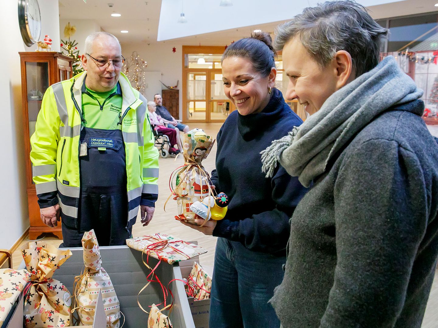 Justine Welensek präsentiert stolz die Geschenke