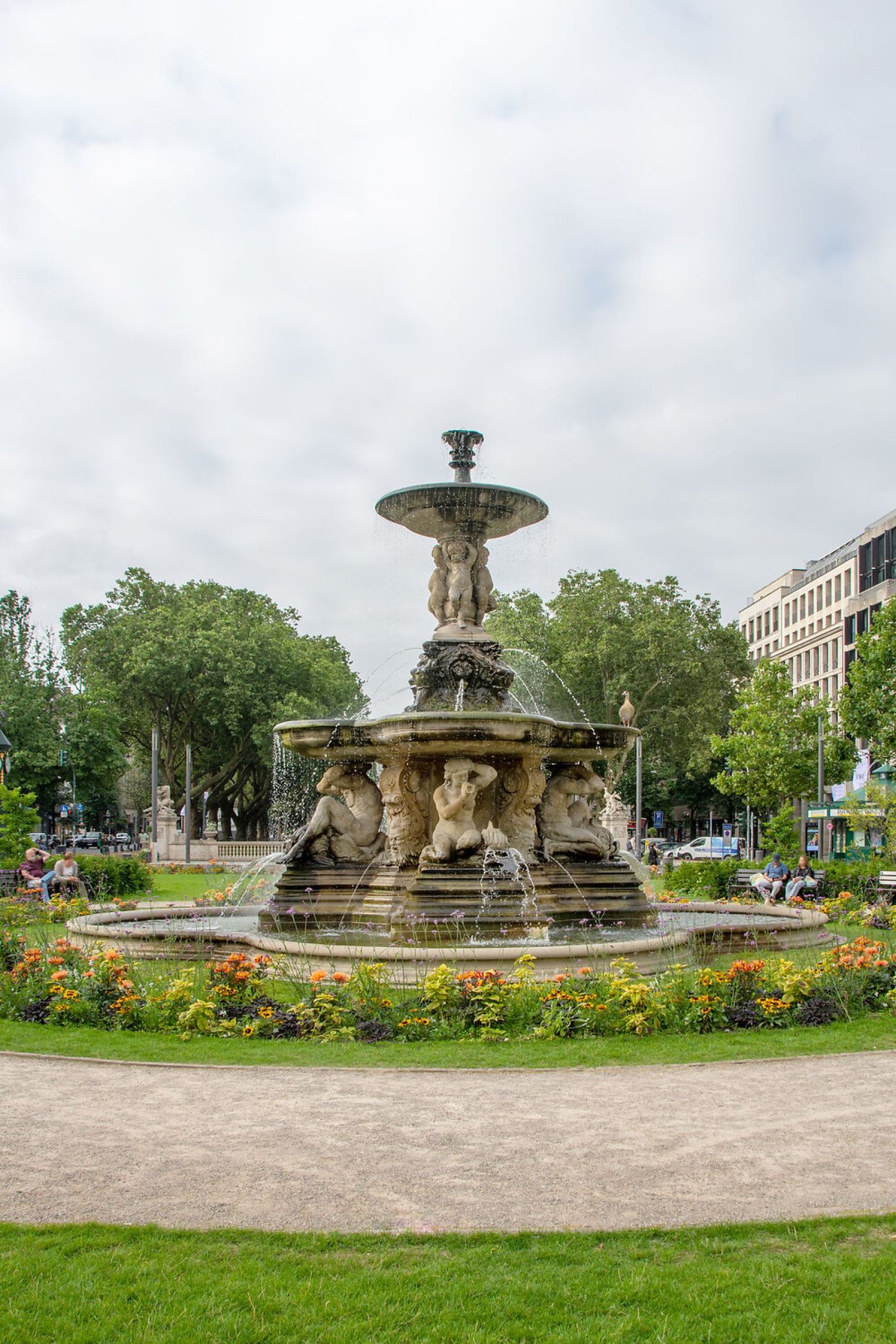 Historischer Schalenbrunnen auf dem Corneliusplatz an der Königsallee in Düsseldorf Düsseldorf Tourismus GmbH