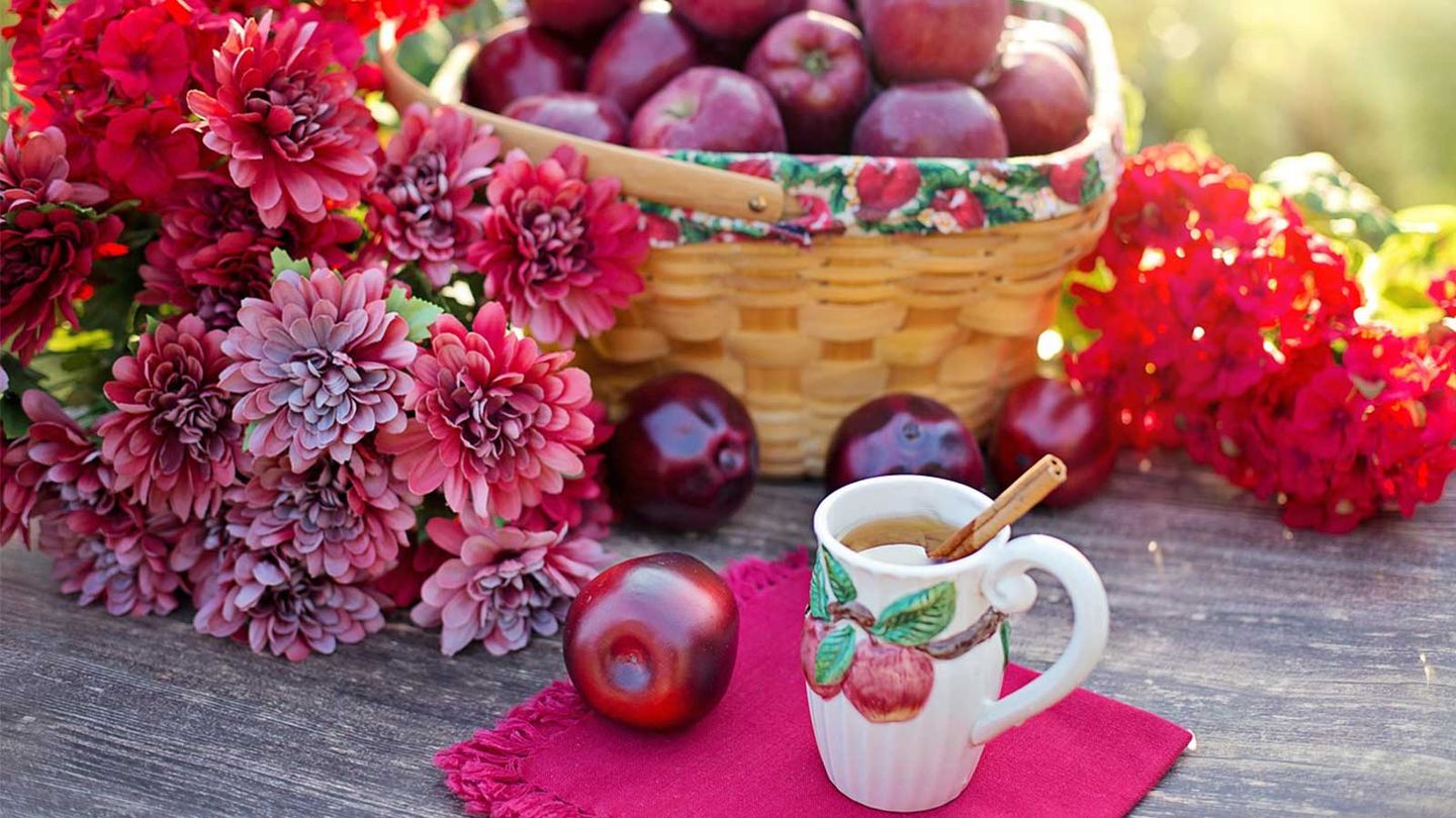 Ein Frühstückstisch mit Blumen und Obst