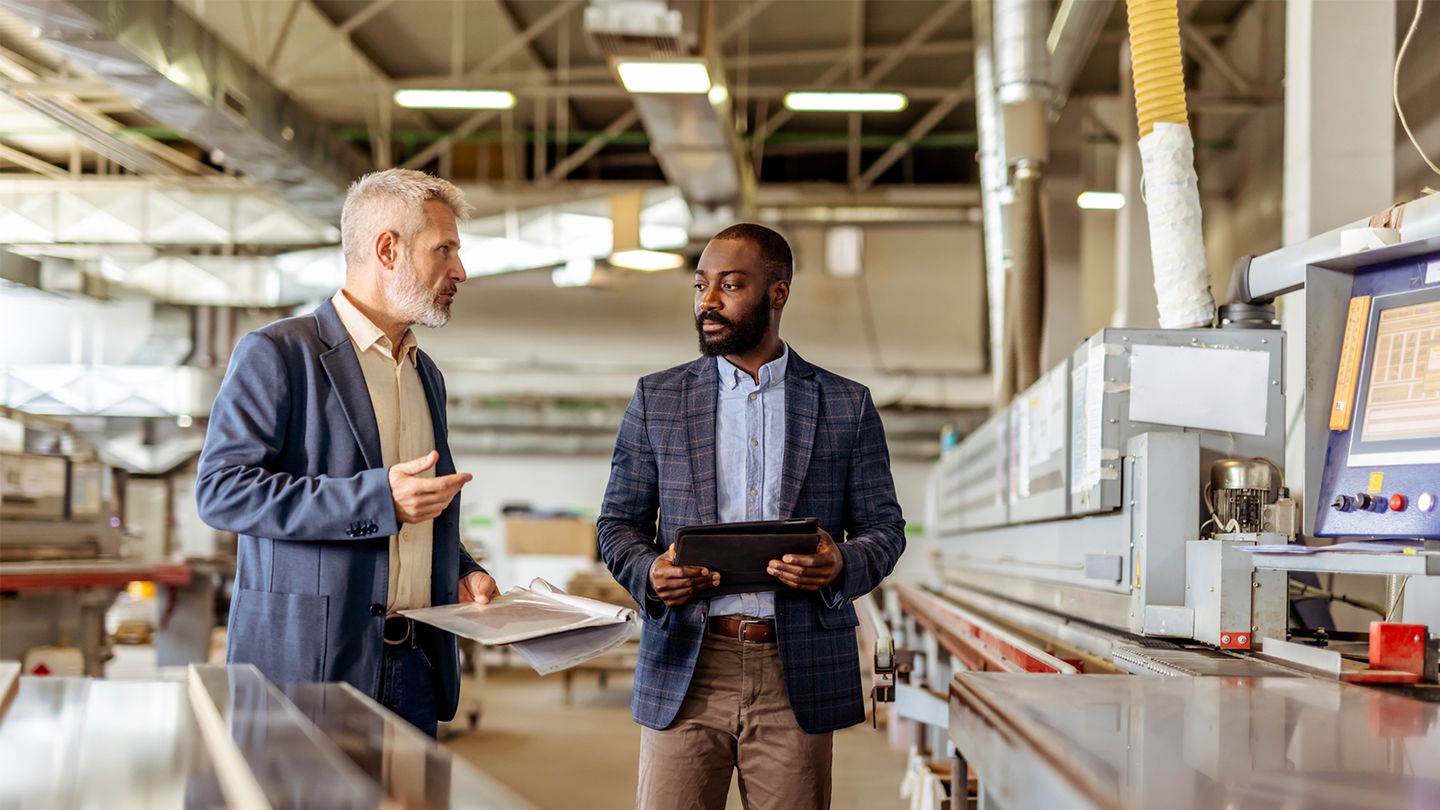 Zwei Mitarbeiter in einer Industriehalle