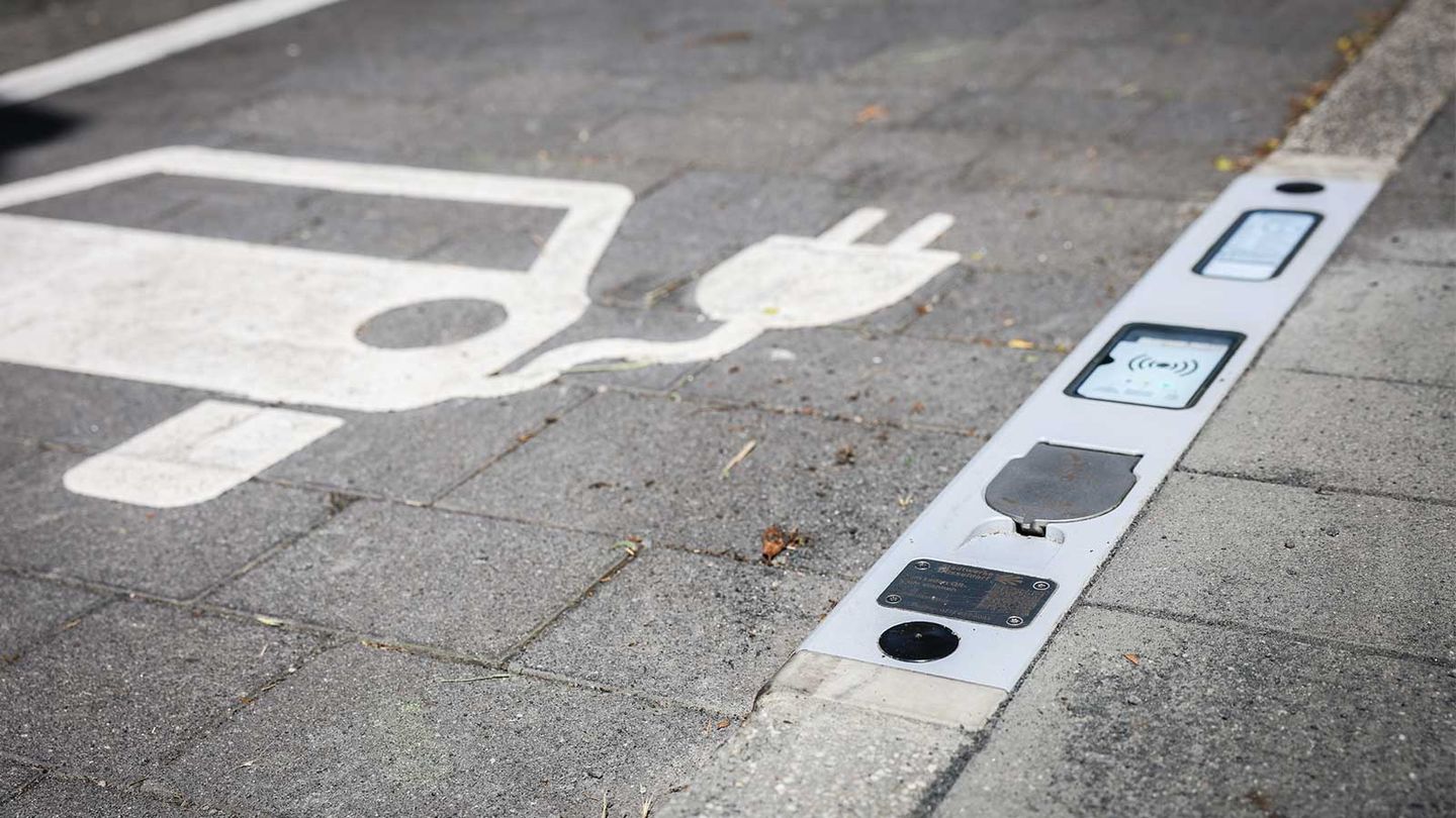 Ein Ladebordstein in Düsseldorf mit entsprechendem Parkplatz