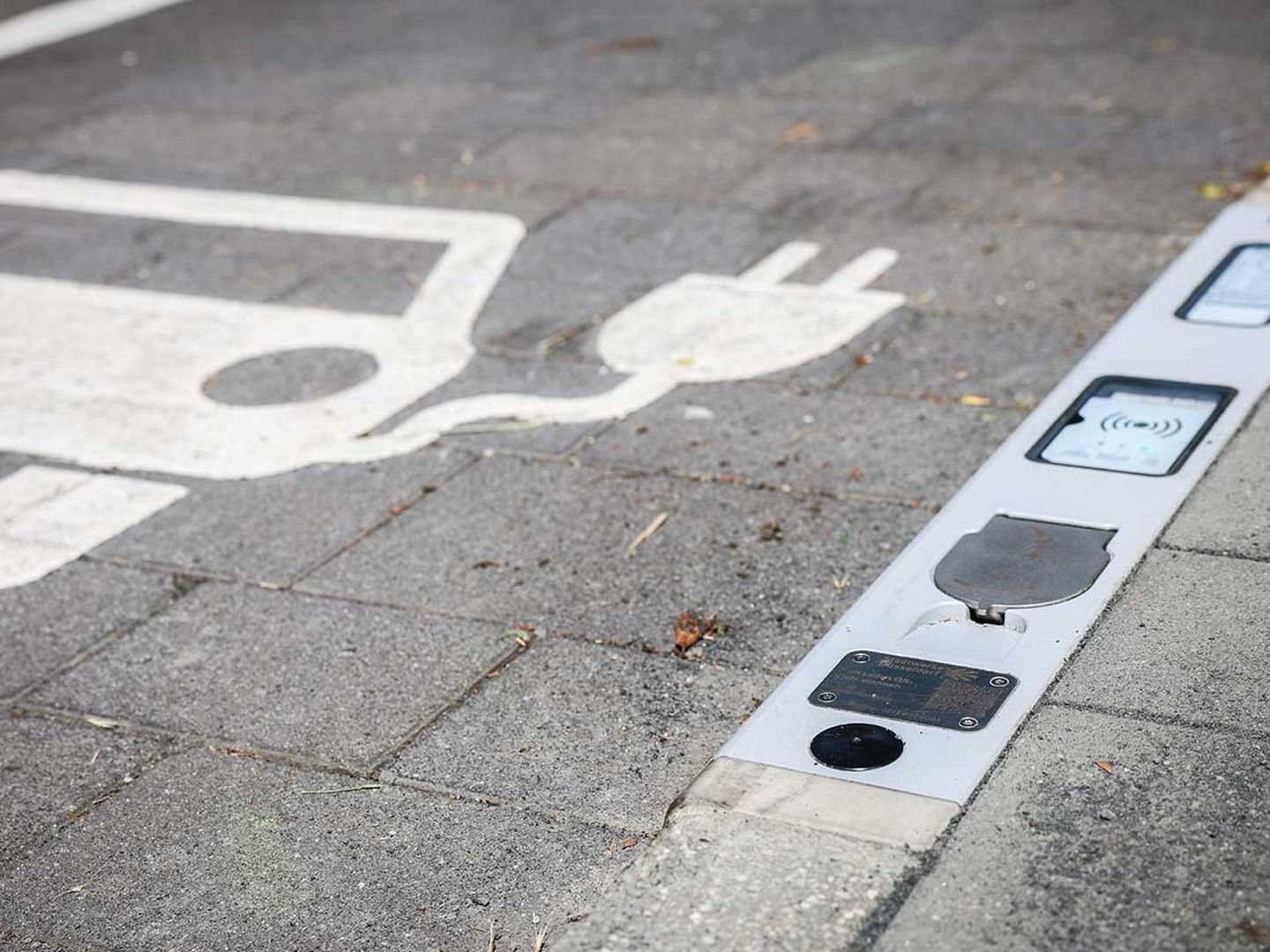 Ein Ladebordstein in Düsseldorf mit entsprechendem Parkplatz