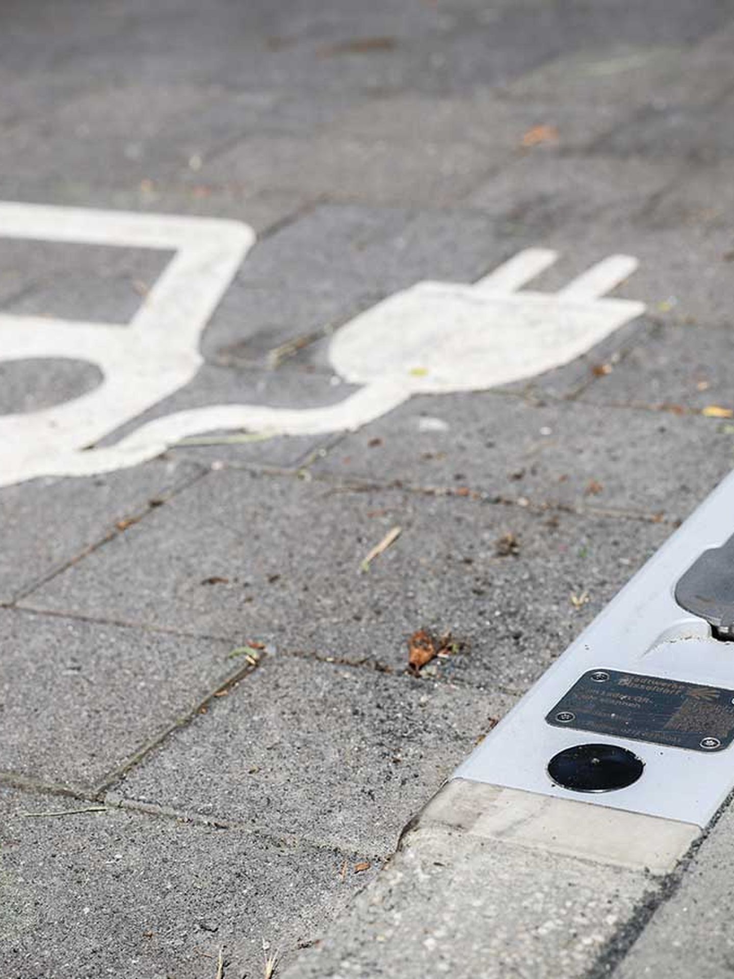 Ein Ladebordstein in Düsseldorf mit entsprechendem Parkplatz