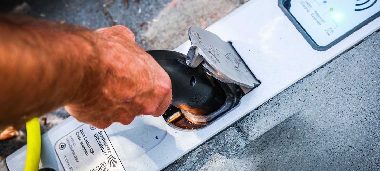 Ein Ladekabel wird an den Ladebordstein angeschlossen