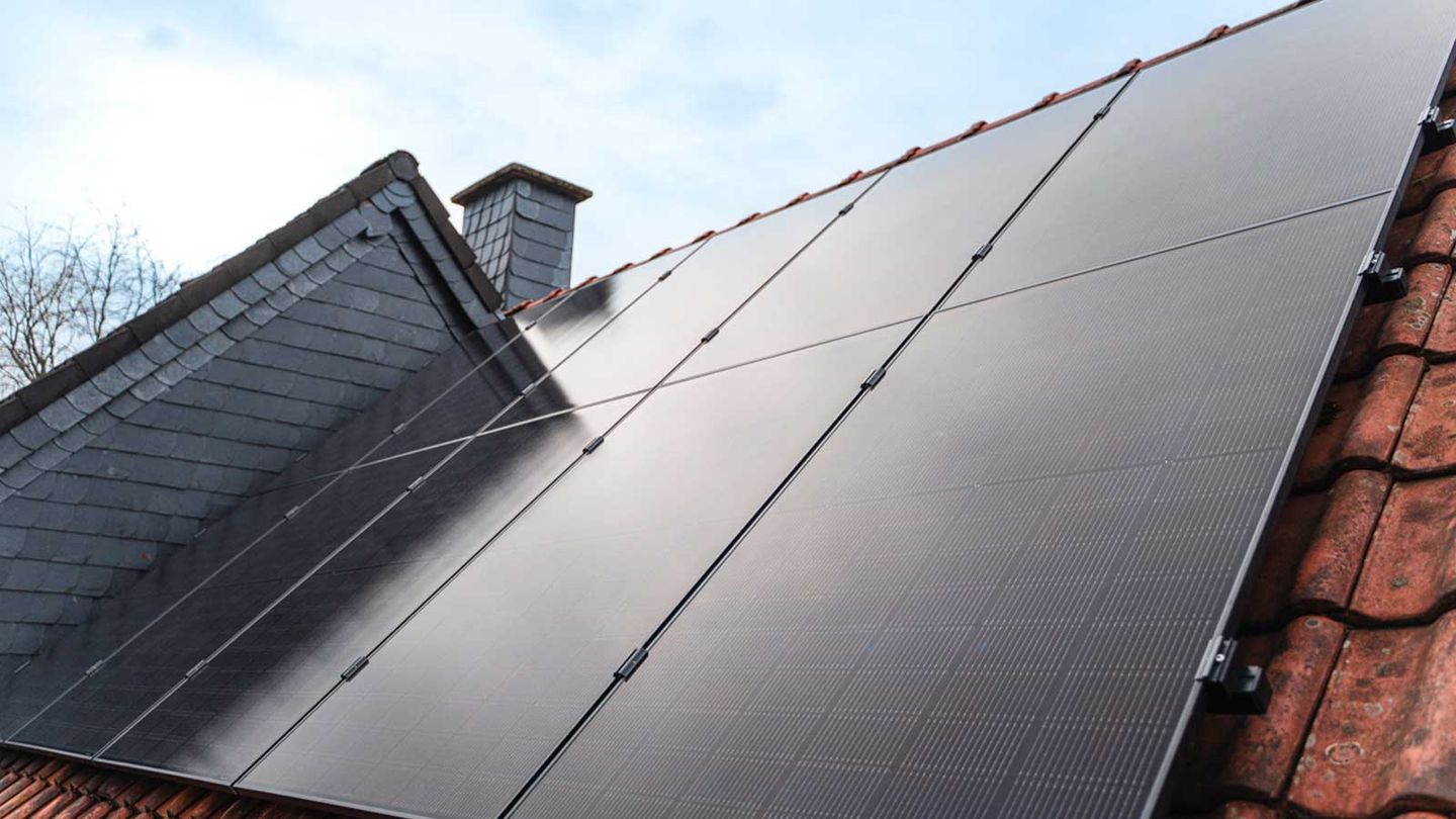 Eine PV-Anlage auf einem Häuserdach © iStock 1720404803