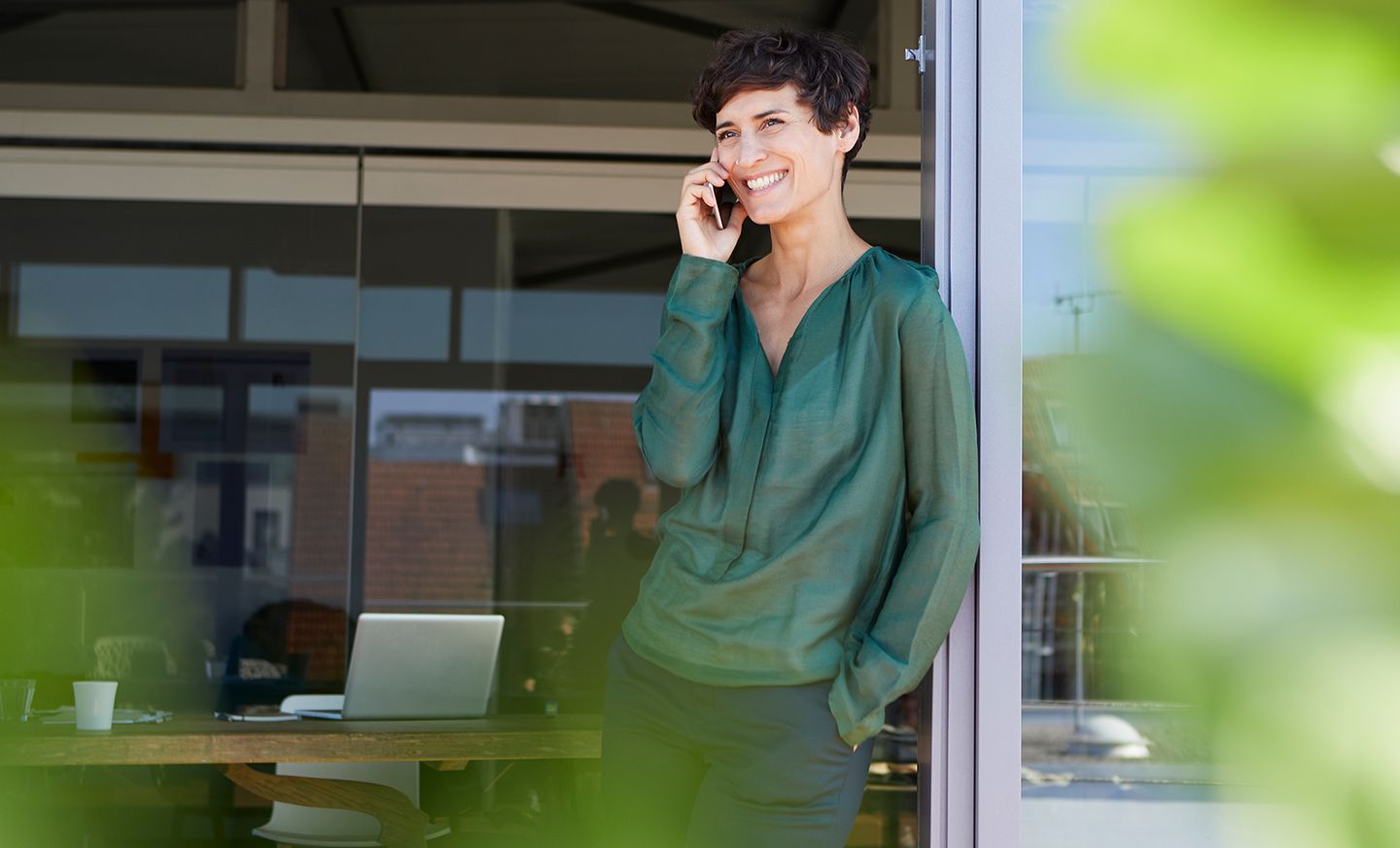Eine Frau mit einem Smartphone