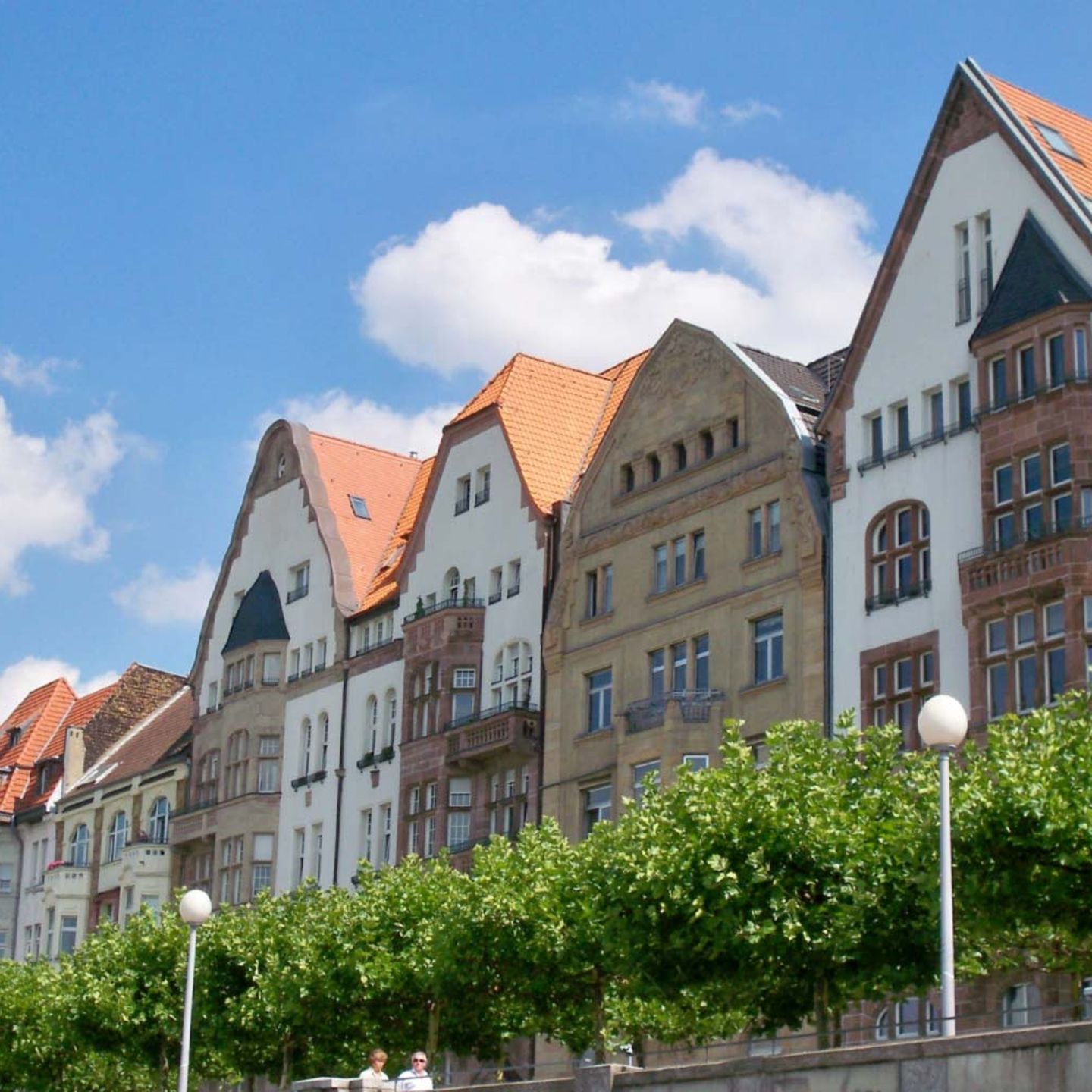 Häuser entlang der Rheinuferpromenade