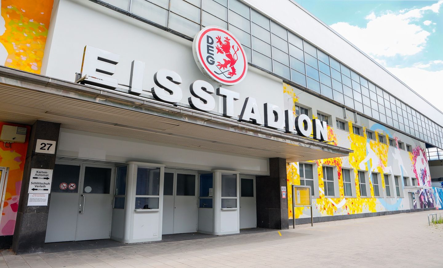 Der Eingangsbereich des Eisstadions an der Brehmstraße