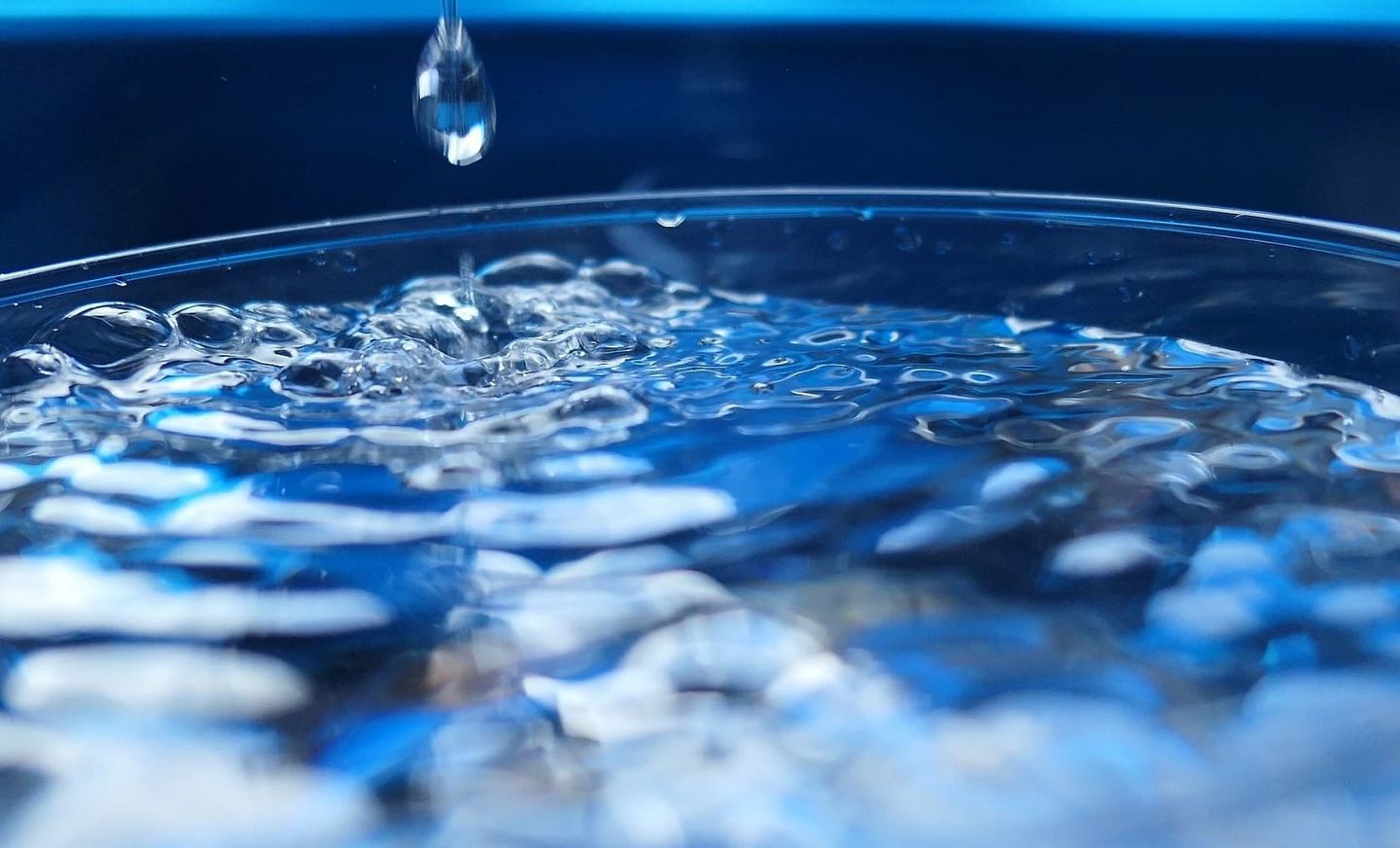 Trinkwasseraufbereitung: Wassertropfen auf der Wasseroberfläche