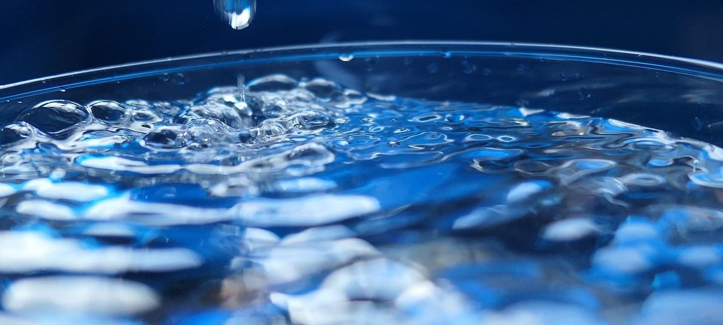 Trinkwasseraufbereitung: Wassertropfen auf der Wasseroberfläche