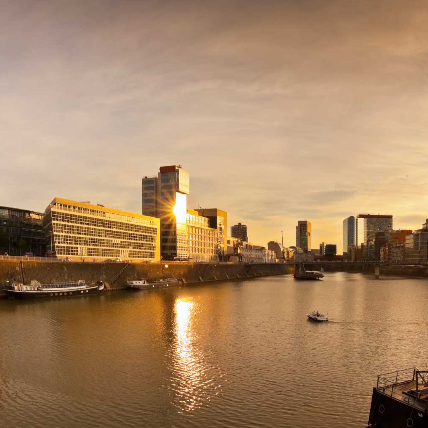 Düsseldorfer Hafen bei Sonnenuntergang