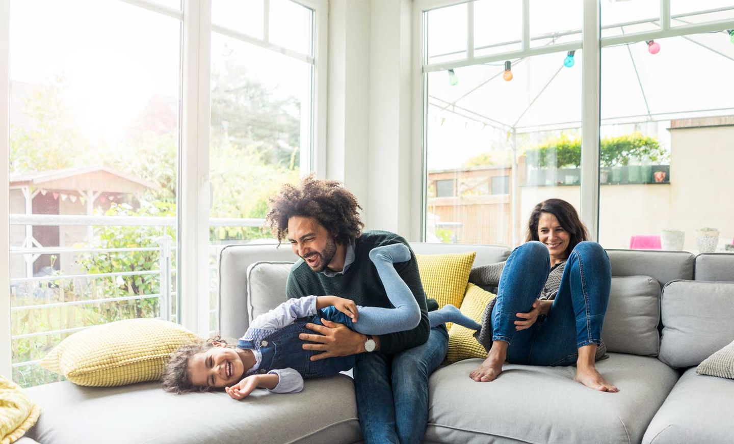 Heizen und Wärme: eine junge Familie entspannt auf der Couch