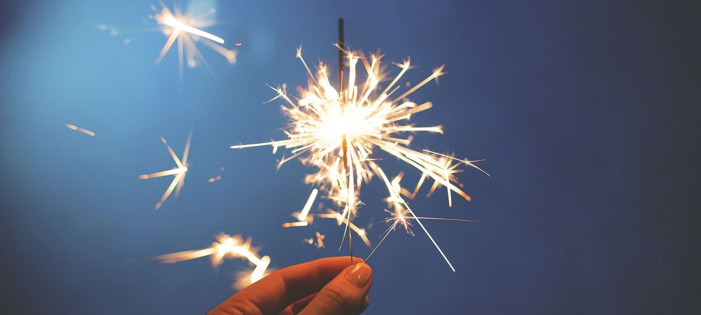 hand mit wunderkerze