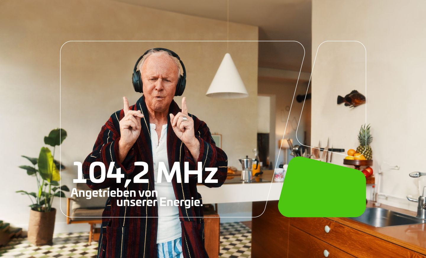 Ein älterer Mann hört Musik über Kopfhörer