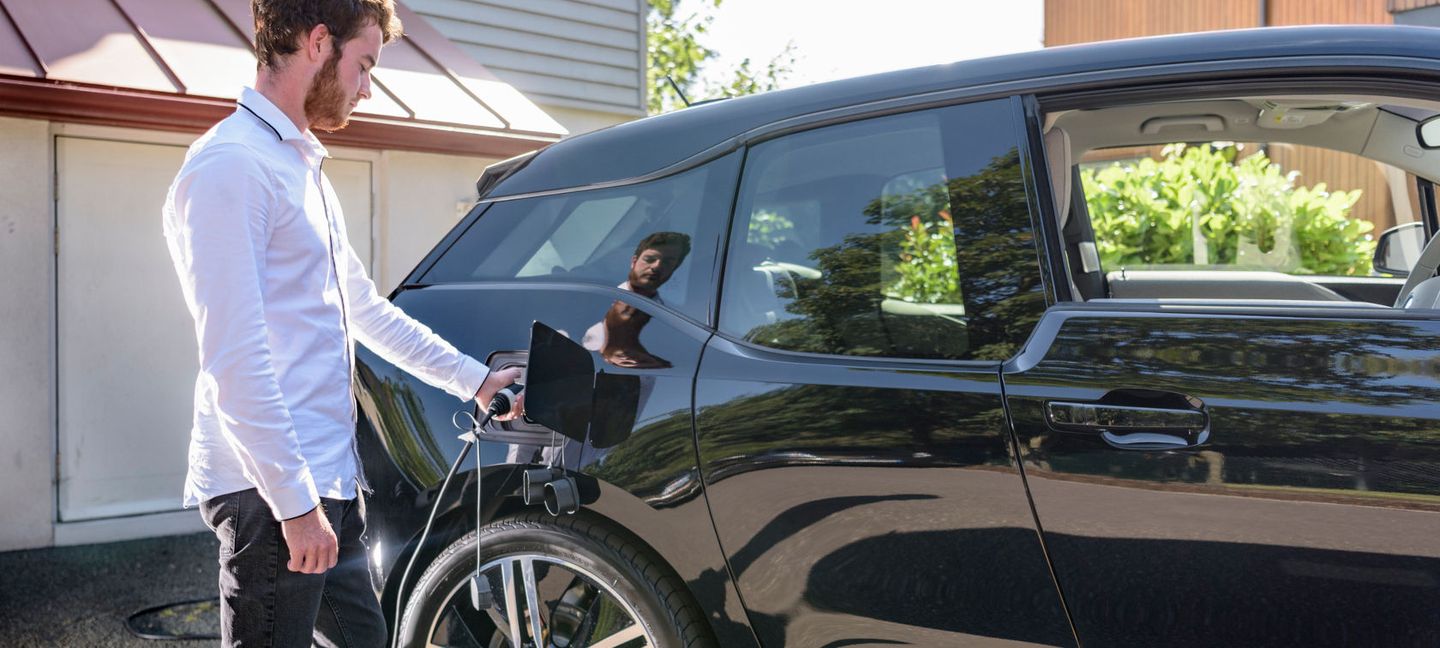 Ein Elektroauto, das an einer Ladestation aufgeladen wird.