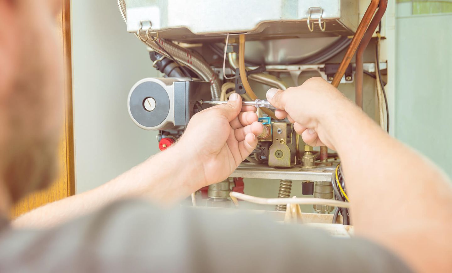 Ein Techniker überprüft ein Gasgerät