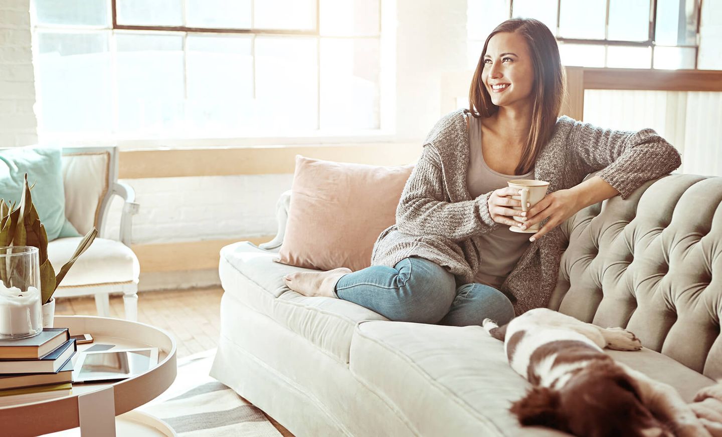 Eine Frau sitzt auf der Couch