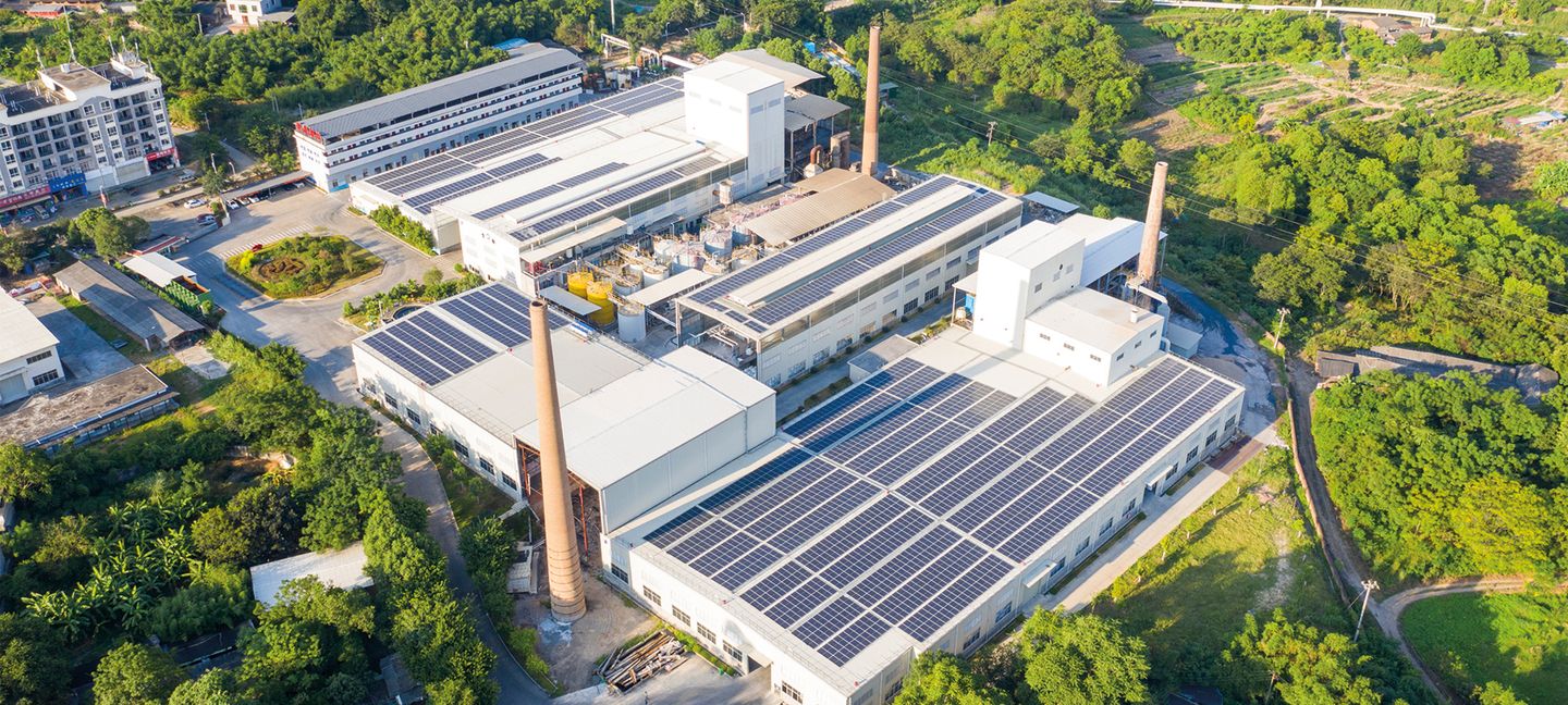 Die Dachfläche einer Fabrikhalle ist mit zahlreichen Photovoltaikmodulen ausgestattet. © Longhua Liao / Moment via via Getty Images