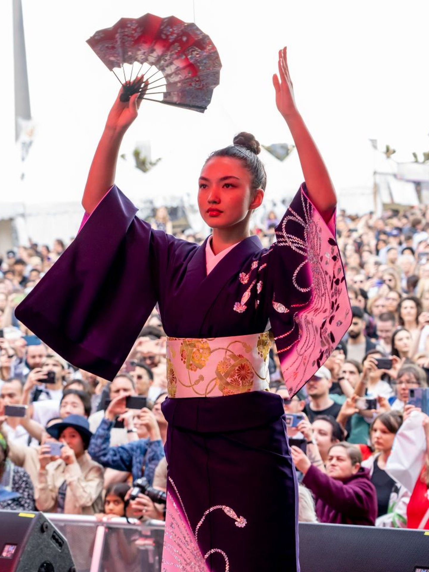 Eine Frau mit Kimono und Fächer bei einer Performance auf einer Bühne beim Japan-Tag in Düsseldorf.