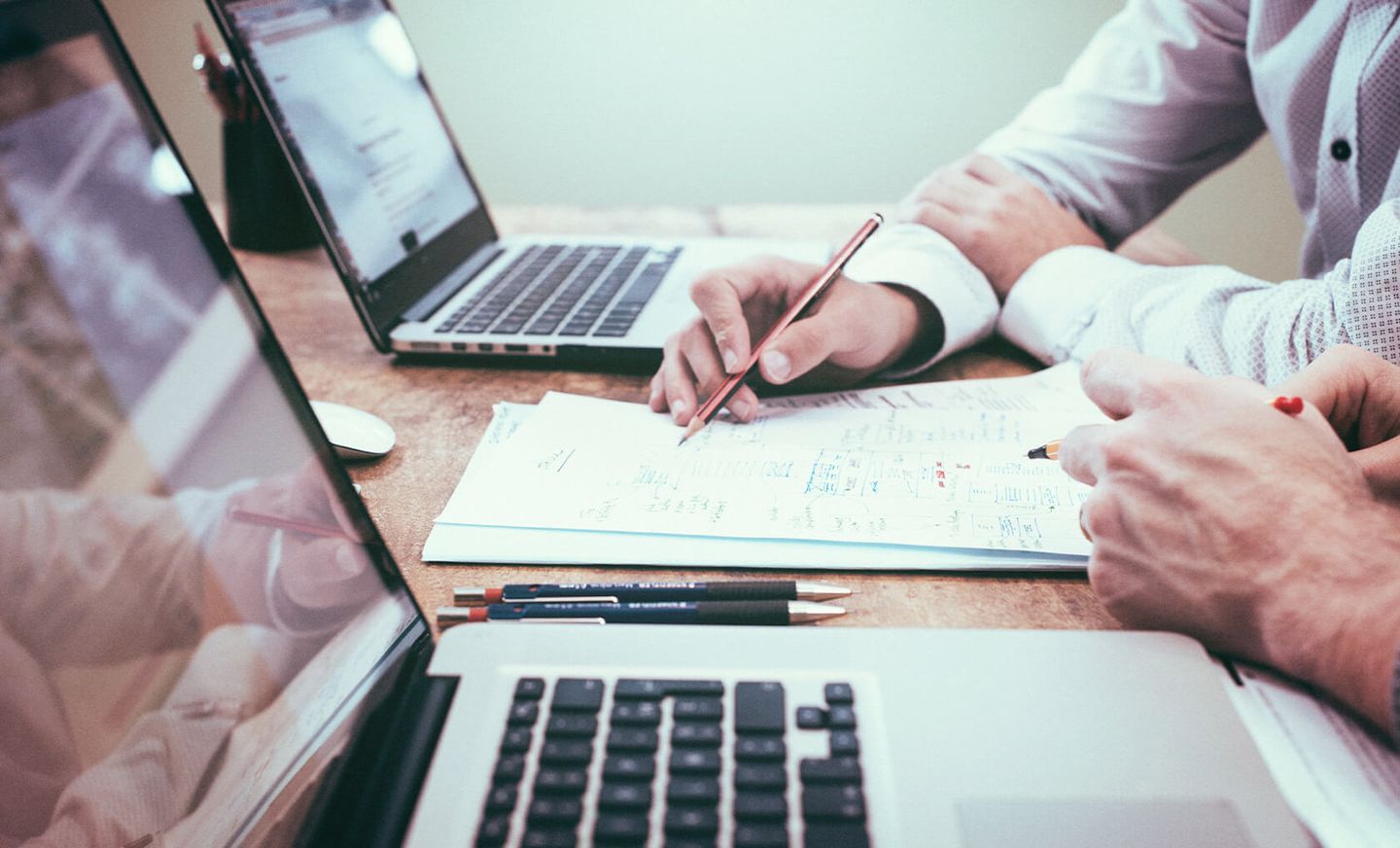 Energieaudit: Notbooks und Notizen am Schreibtisch