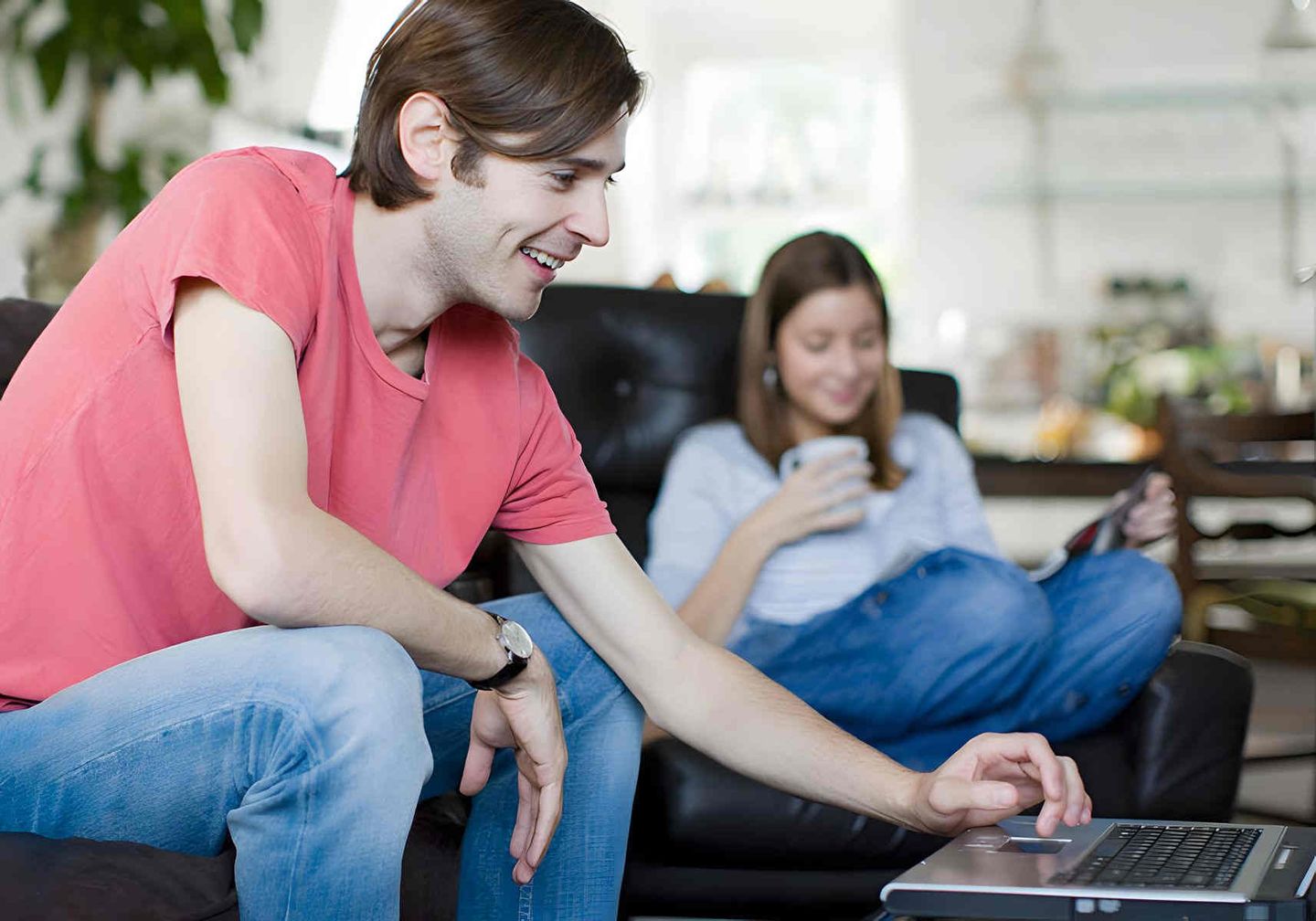 Ein Mann sitzt an einem Laptop und füllt das Kontaktformular der SWD aus