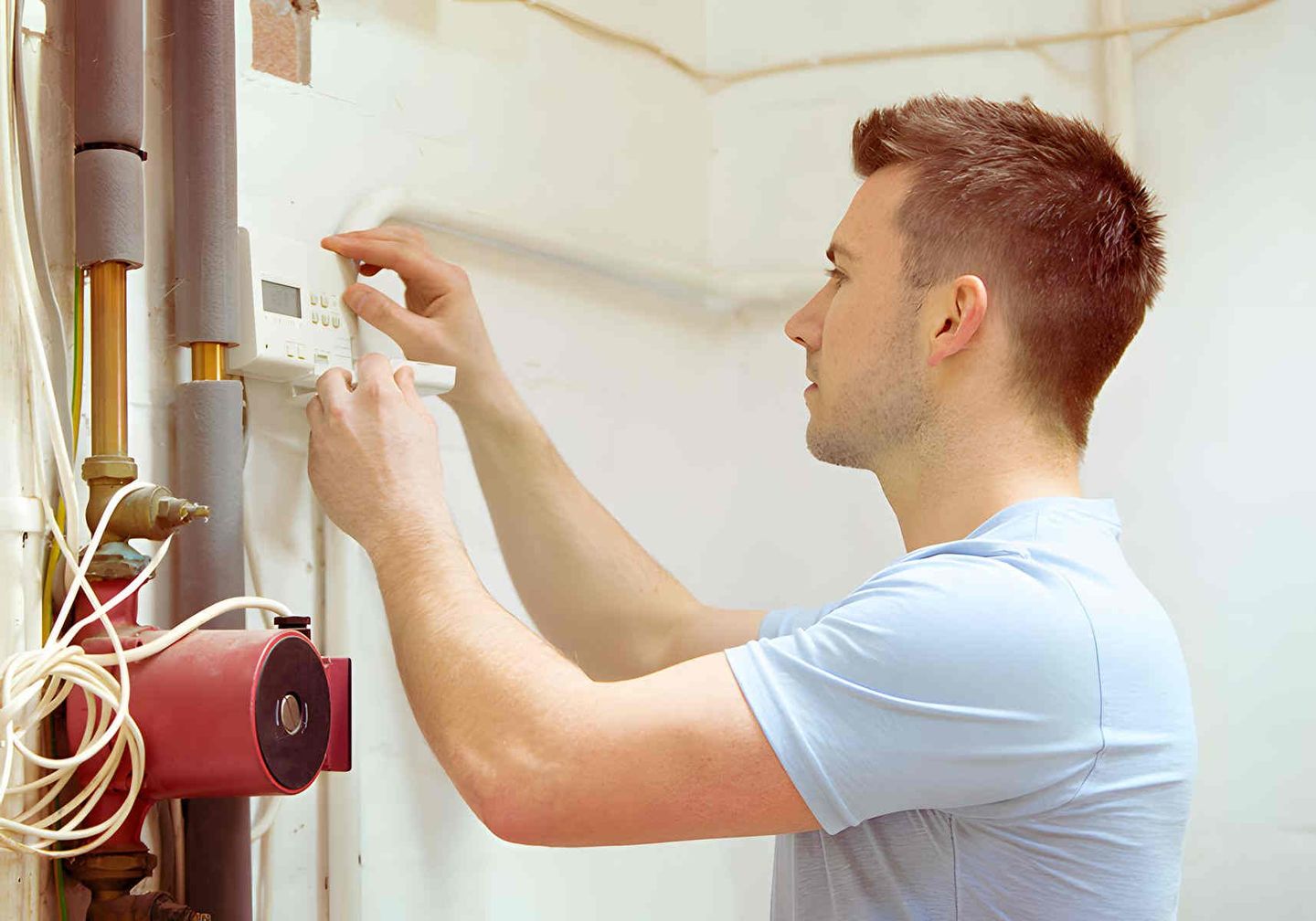 Hydraulischer Abgleich: Ein Techniker prüft eine Anlage