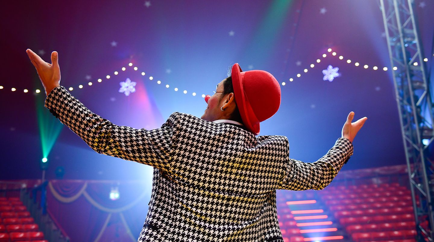 Ein Clown vor den Zuschauerrängen des Weihnachtscircus Düsseldorf
