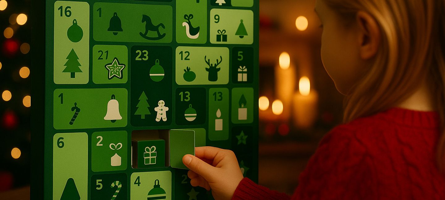 Ein Adventskalender der Stadtwerke Düsseldorf wird von einem Kind geöffnet